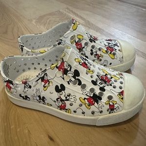 Toddler boys size 8 native shoes. Excellent used condition.